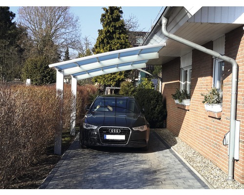 Auto unter einem Carport neben einem Haus geparkt