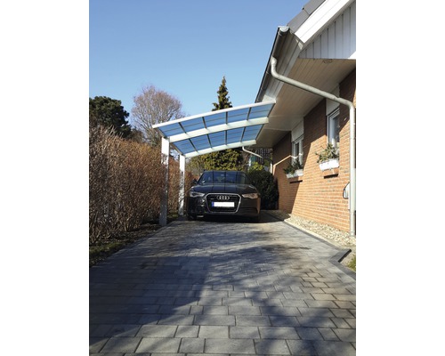 Carport mit Auto auf gepflasterter Auffahrt