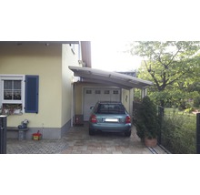 Abri de voiture sur maison avec voiture garée