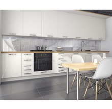 Cuisine moderne avec armoires blanches, plan de travail en bois et crédence aspect béton