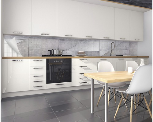 Moderne Küche mit weißen Schränken, Arbeitsplatte aus Holz und Küchenrückwand in Betonoptik