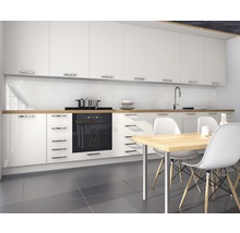 Cuisine moderne avec armoires blanches, plaque de cuisson et table à manger avec chaises.