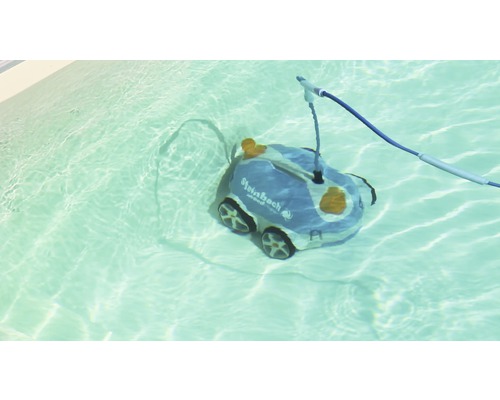 Robot de piscine dans l''eau avec câble