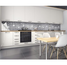 Cuisine blanche avec crédence à motif tableau noir et table à manger avec chaises