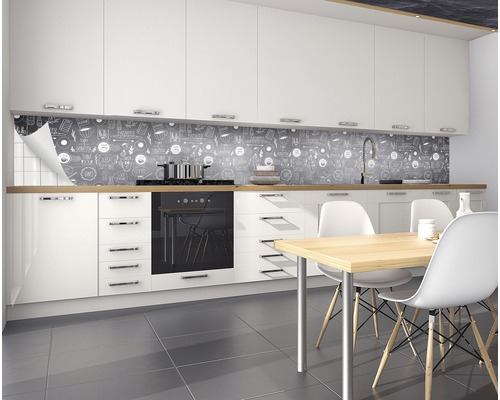 Weiße Küche mit Spritzschutz mit Tafeldesign und Esstisch mit Stühlen