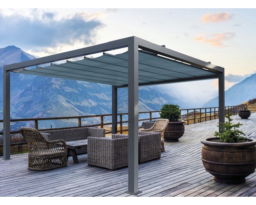 Terrasse avec pergola, coin salon et jardinières sur fond de paysage montagneux