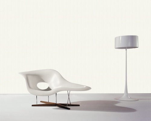 Scène d''intérieur avec fauteuil lounge en plastique, métal et bois et lampadaire