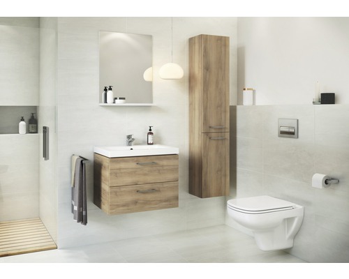 Salle de bains lumineuse avec meuble sous-lavabo, armoire de toilette, armoire haute et WC suspendu
