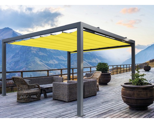 Pergola avec protection solaire jaune et coin salon à l''extérieur