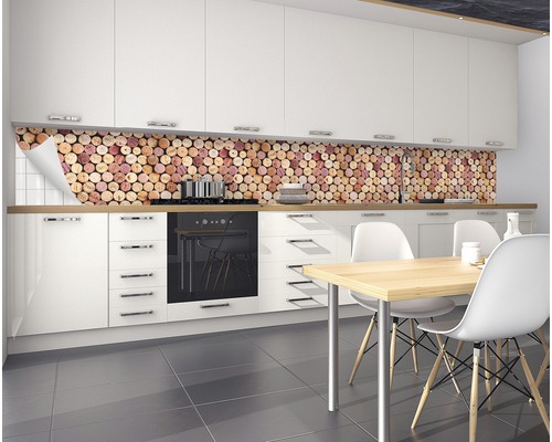 Scène de cuisine avec film de crédence aspect liège derrière la cuisinière et l''évier