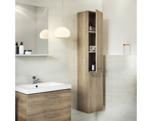 Salle de bain lumineuse avec meuble-lavabo, armoire de toilette et armoire de salle de bain ouverte