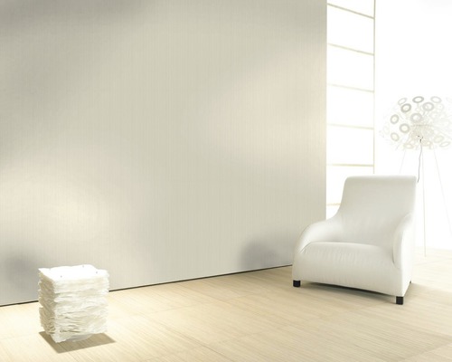 Pièce lumineuse avec panneaux muraux, fauteuil et lampadaire