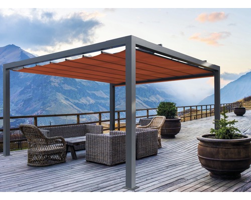 Terrasse avec pergola, mobilier de salon et plantes en pot avec paysage montagneux en arrière-plan