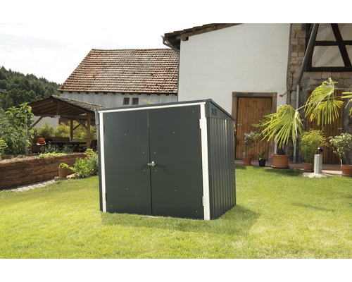 Gartenschrank aus Metall mit Doppeltür im Garten