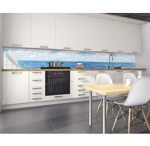 Crédence de cuisine avec vue sur la mer dans une cuisine moderne