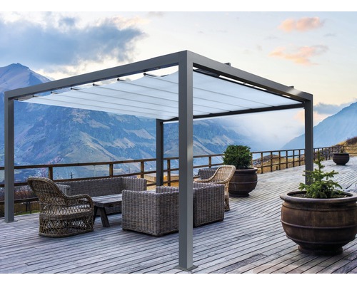 Terrasse avec pergola, coin salon et pots de fleurs devant un paysage de montagne
