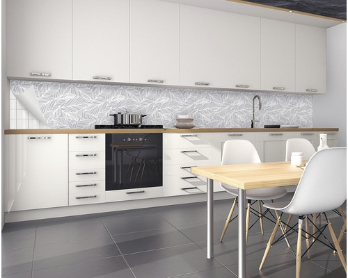 Moderne Küche mit weißer Küchenzeile, Esstisch und Wandpaneelen mit Blattmuster