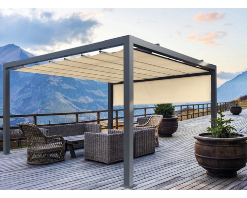 Pergola avec toit en tissu, mobilier et pots de fleurs sur terrasse en bois avec vue sur la montagne