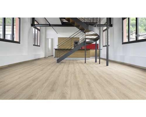 Heller Laminatboden in einem Zimmer mit Wendeltreppe und Küchenzeile