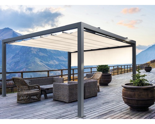 Terrasse avec pergola, coin salon et pots de fleurs devant un paysage de montagne