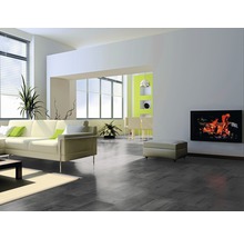 Wohnzimmer mit Sofa, Fenster, Esstisch und Kamin