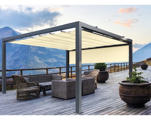 Terrasse avec pergola, coin salon et pots de fleurs sur fond de paysage montagneux