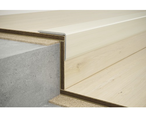 Gros plan d''un escalier avec stratifié et profilé d''arête d''escalier