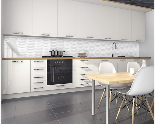 Moderne Küche mit weißen Schränken, Spüle, Kochfeld, Esstisch und strukturierter Wandverkleidung.