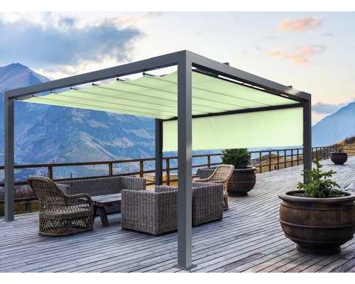 Scène avec un toit de terrasse avec protection solaire coulissante et mobilier de jardin sur une terrasse en bois