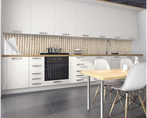 Moderne Küche mit weißen Schränken, Arbeitsplatte aus Holz und einem Dekoelement mit Seildesign an der Wand