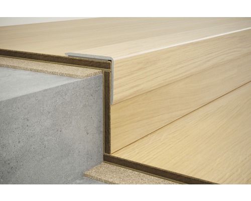 Treppenkante aus Holz mit Laminatboden auf Betonstufen
