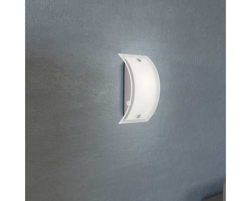Applique murale demi-ronde en verre montée sur un mur.