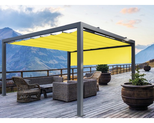 Pergola avec protection solaire jaune sur une terrasse en bois avec des meubles de salon et vue sur la montagne