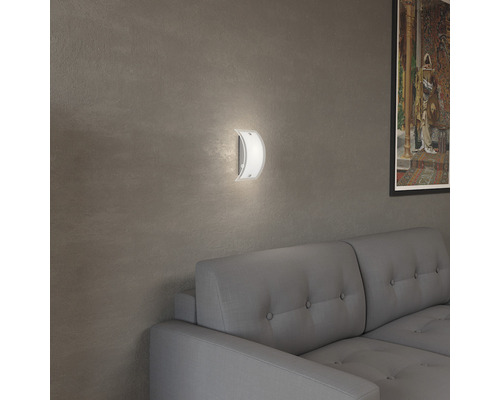 Applique murale en verre et métal dans un salon