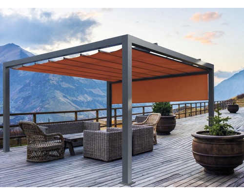 Terrasse avec pavillon gris, toit en tissu et salon de jardin en rotin devant un paysage de montagne