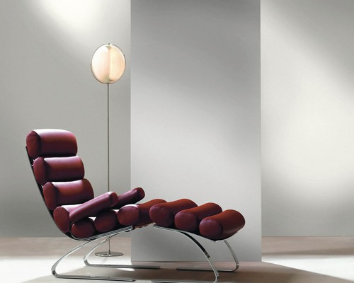 Chaise longue avec repose-pieds et lampadaire dans le salon