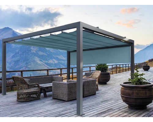 Pergola de terrasse avec toit à lamelles, partie latérale, ensemble de sièges et bacs à plantes sur une terrasse avec plancher en bois devant un paysage de montagne