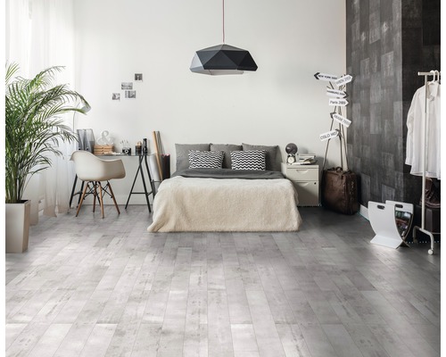 Schlafzimmer mit Bett, Schreibtisch und Bodenbelag in Holzoptik