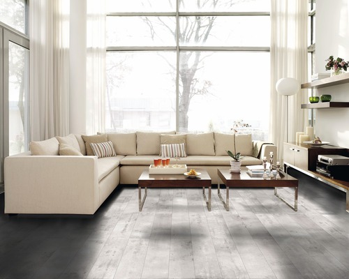 Helles Wohnzimmer mit Ecksofa, Couchtischen und Fensterfront