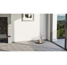 Heller Raum mit grauen Bodenfliesen, Grill und Terrassentür
