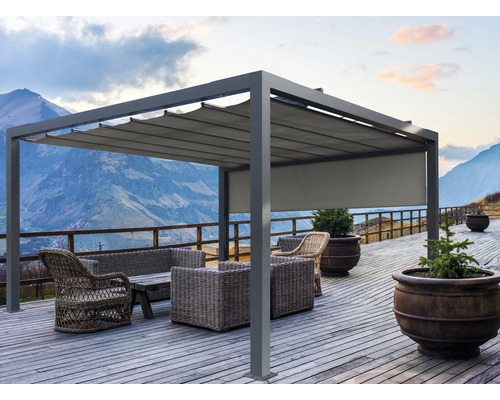 Terrasse avec pergola, fauteuils en rotin et vue sur la montagne