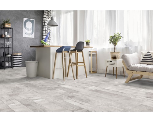 Heller Wohnraum mit Holzboden, Barhockern und modernen Möbeln.
