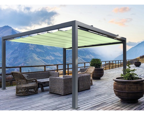 Terrasse mit Pergola, Gartenmöbeln und Bergblick