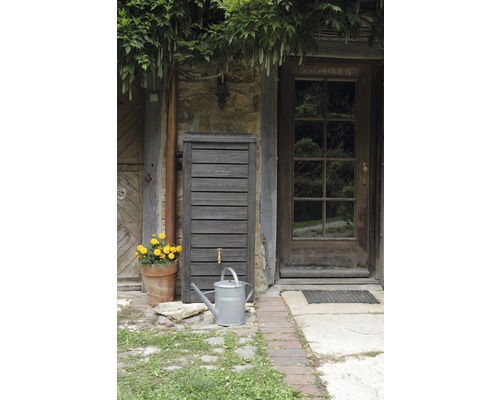 Gartenszene mit Wassertank, Giesskanne und Blumentopf