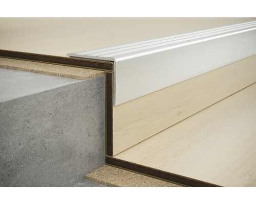 Treppenkante aus Aluminium auf Beton- und Holztreppe