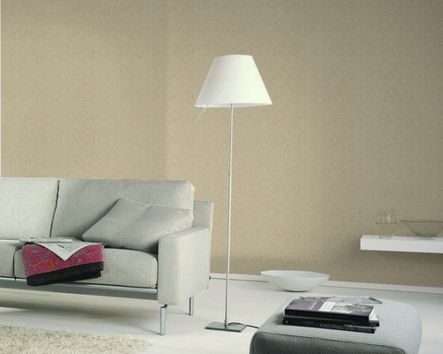 Salon avec canapé, lampadaire et papier peint