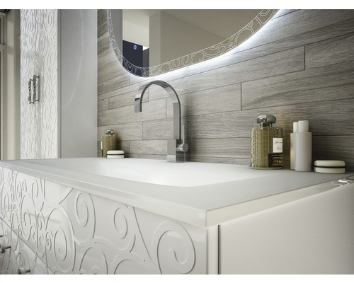 Badezimmer mit Waschbecken, Armatur, Spiegel und Holzpaneelen