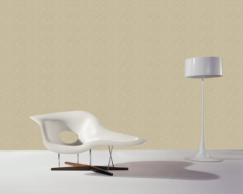 Papier peint intissé beige dans un salon avec fauteuil et lampadaire