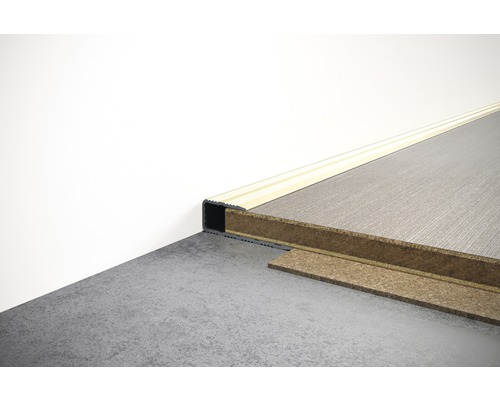 Rail de transition installé entre deux revêtements de sol de différentes hauteurs.