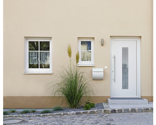 Façade d''une maison avec porte d''entrée, fenêtres et boîte aux lettres